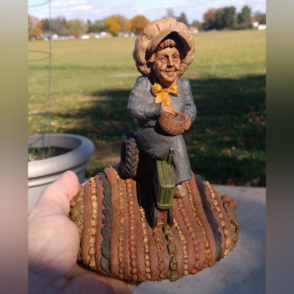 Cairn Tom Clark Gnome FLORA Farmers Wife On Green Tractor Retired 1989